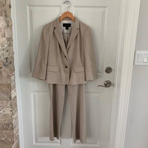 Ann Taylor two piece, fully lined suit.